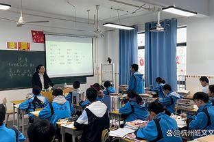 他绝对也在等！贝林厄姆赛后主动找球迷要来了GTA海报旗子？